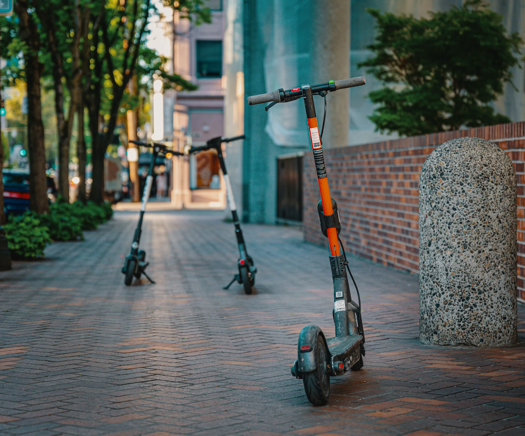 E-Scooter auf einer städtischen Straße; illustrative Fotografie, keine Produktempfehlung