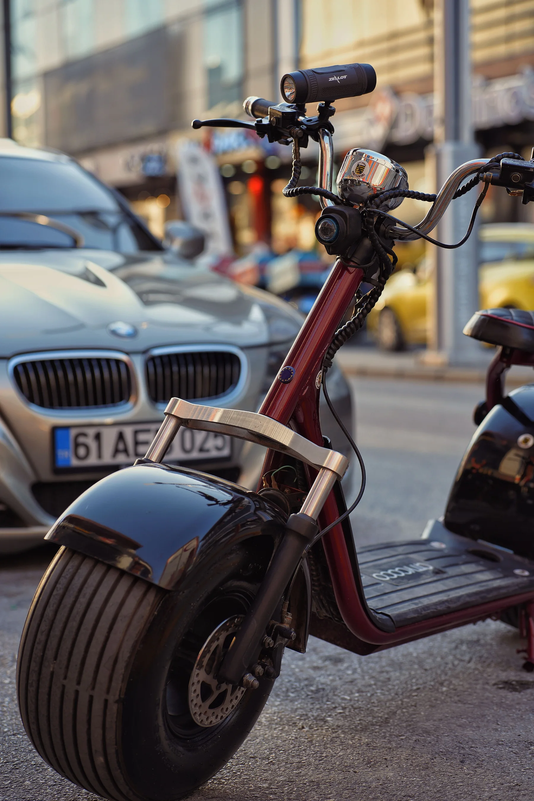 Geparkter E-Scooter im Stadtverkehr, illustrative Fotografie